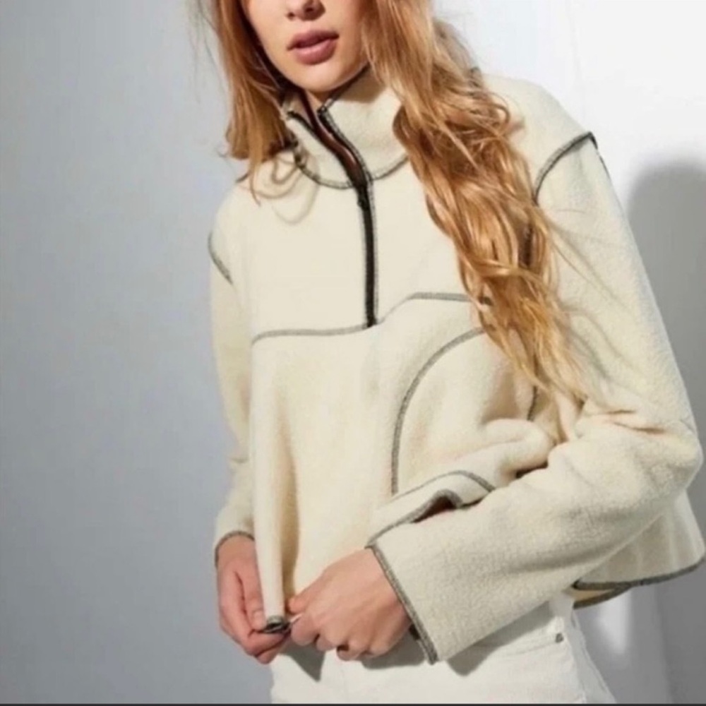 URBAN OUTFITTERS UO Posie Fleece Half-Zip Sweatshirt in cream size  Small